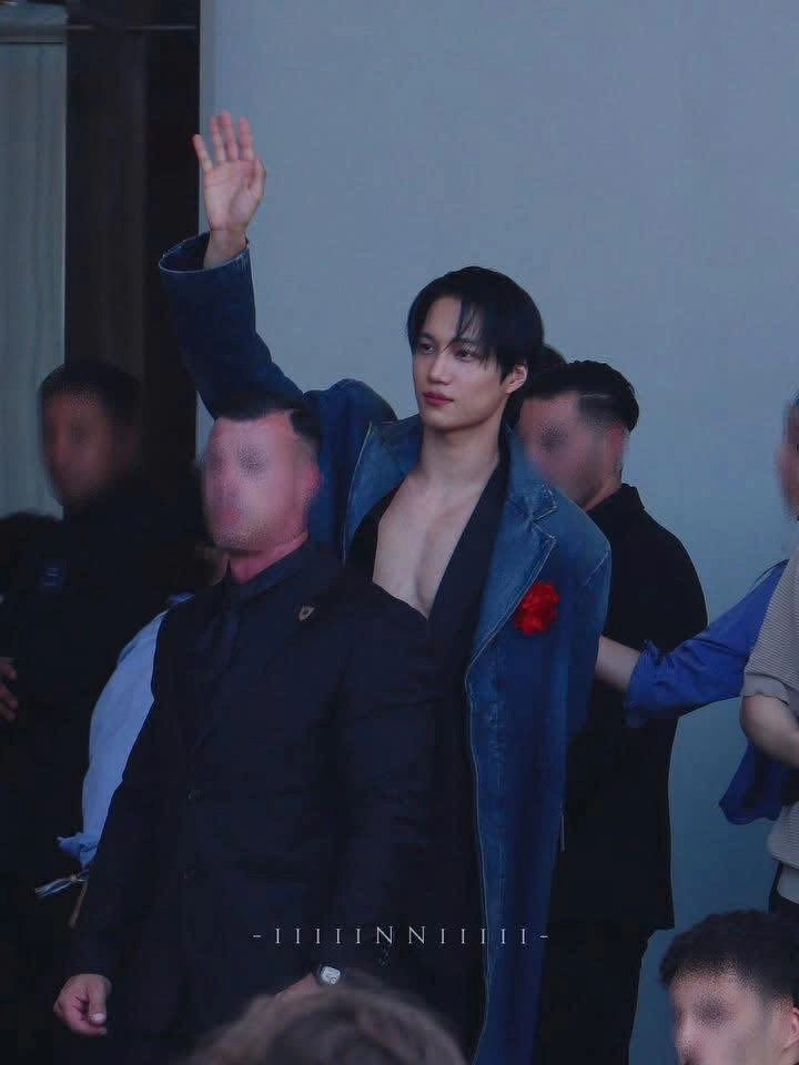 Kai exo xuất hiện gây náo loạn show prada