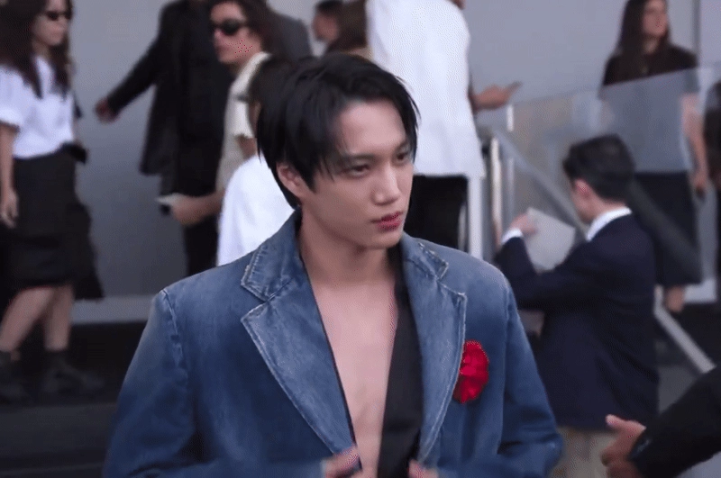Kai exo xuất hiện gây náo loạn show prada
