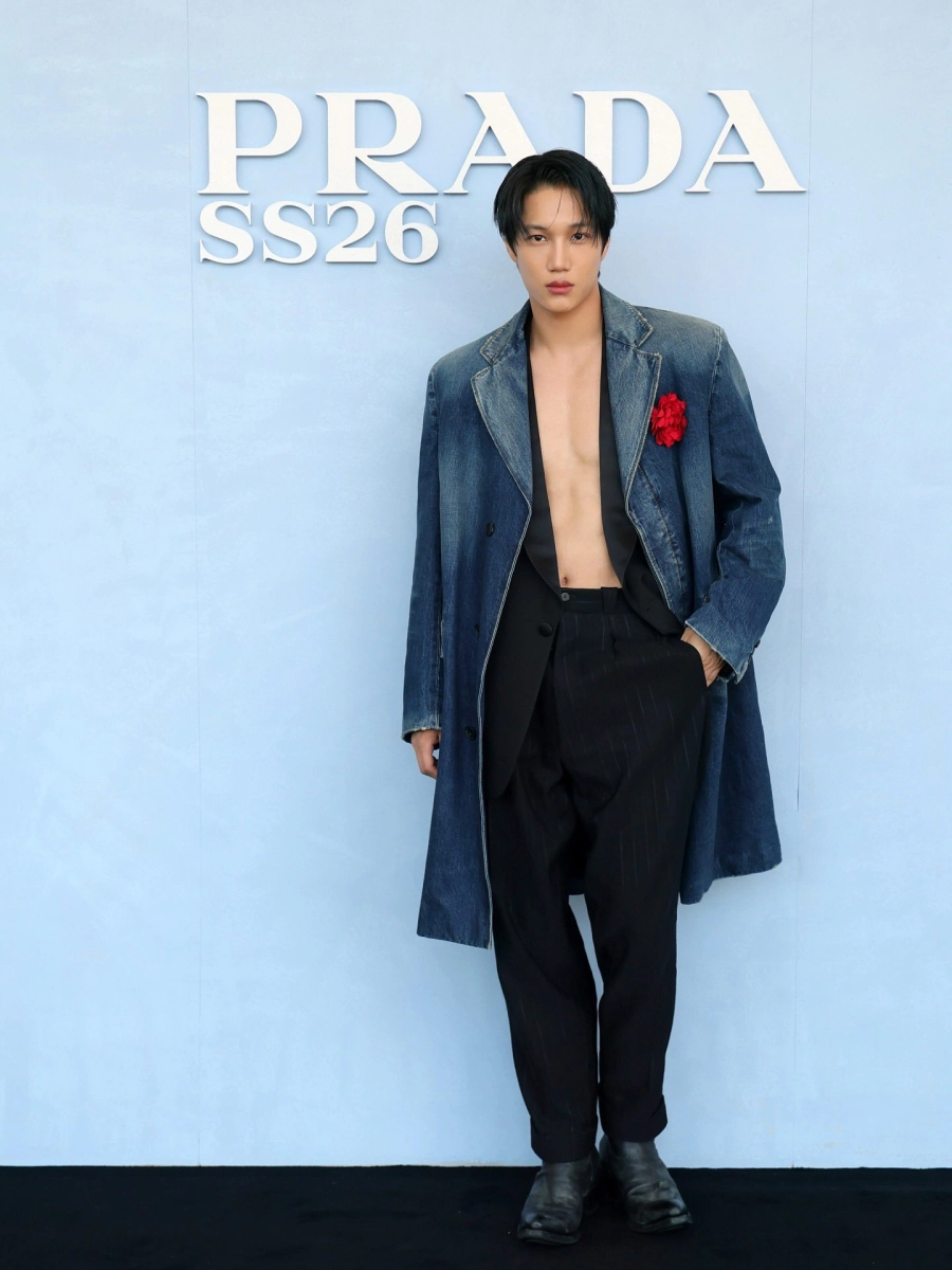Kai exo xuất hiện gây náo loạn show prada