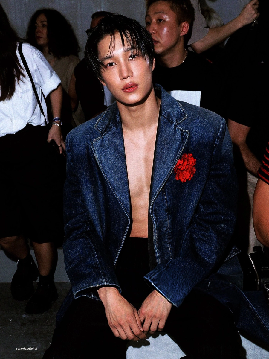 Kai exo xuất hiện gây náo loạn show prada