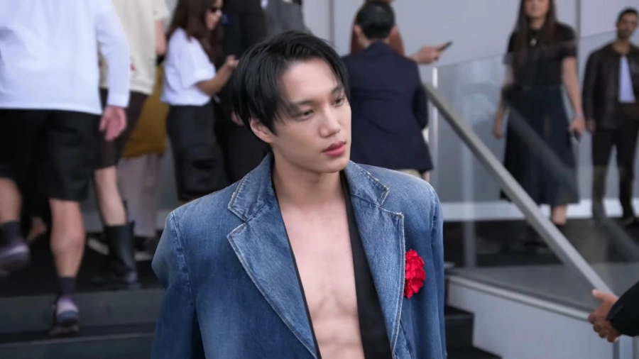 Kai exo xuất hiện gây náo loạn show prada