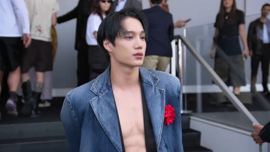 Kai exo xuất hiện gây náo loạn show prada