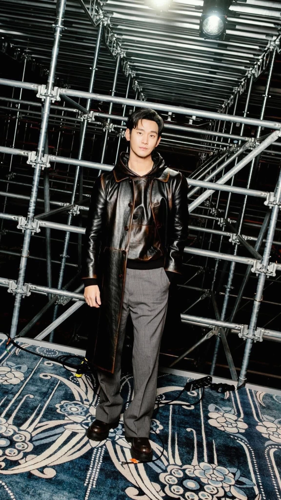 Kai exo xuất hiện gây náo loạn show prada