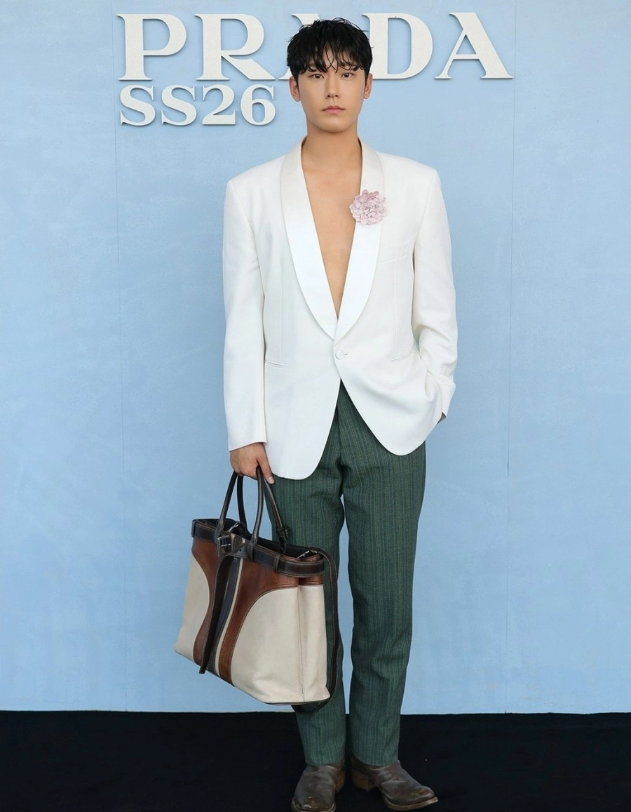Kai exo xuất hiện gây náo loạn show prada