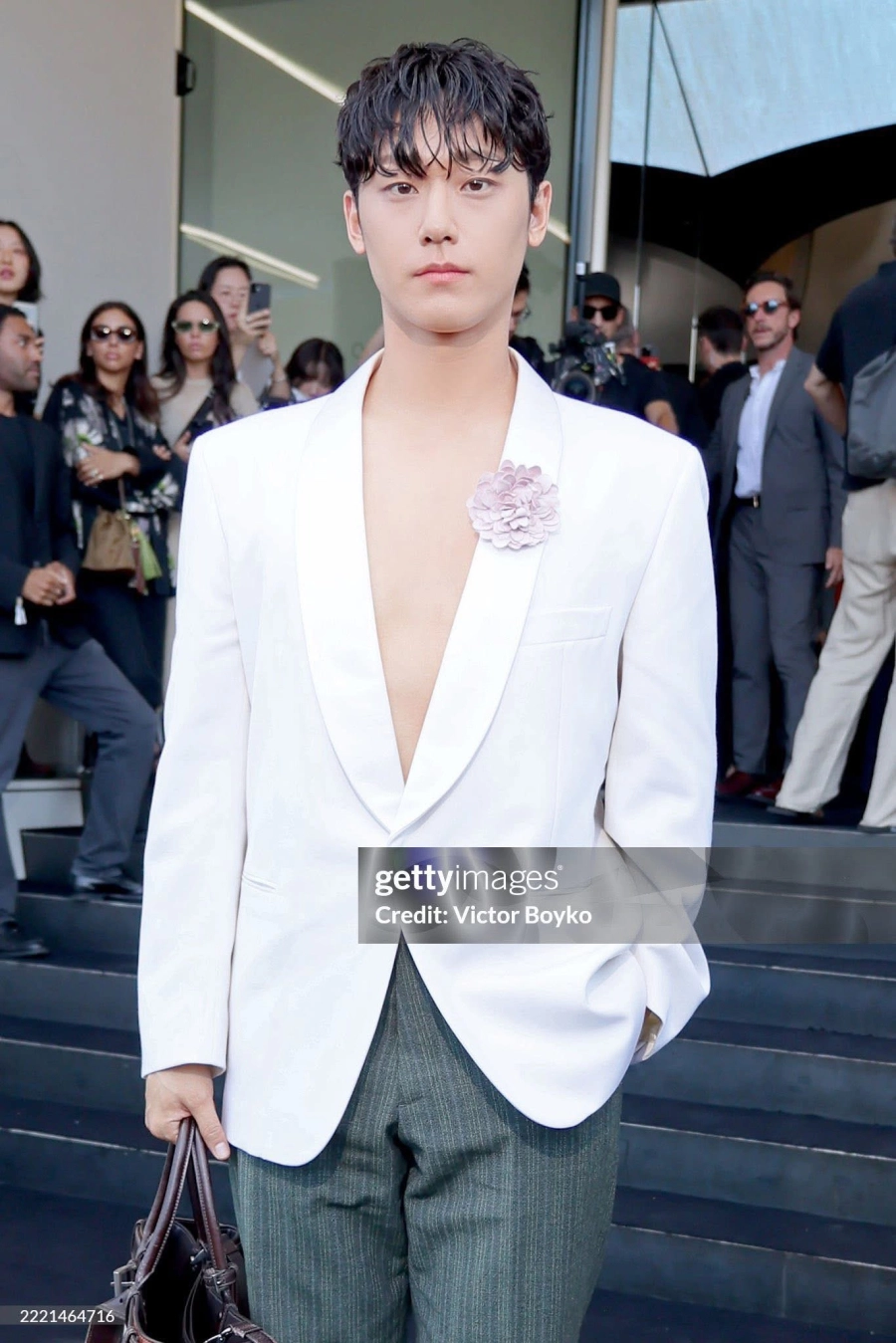 Kai exo xuất hiện gây náo loạn show prada