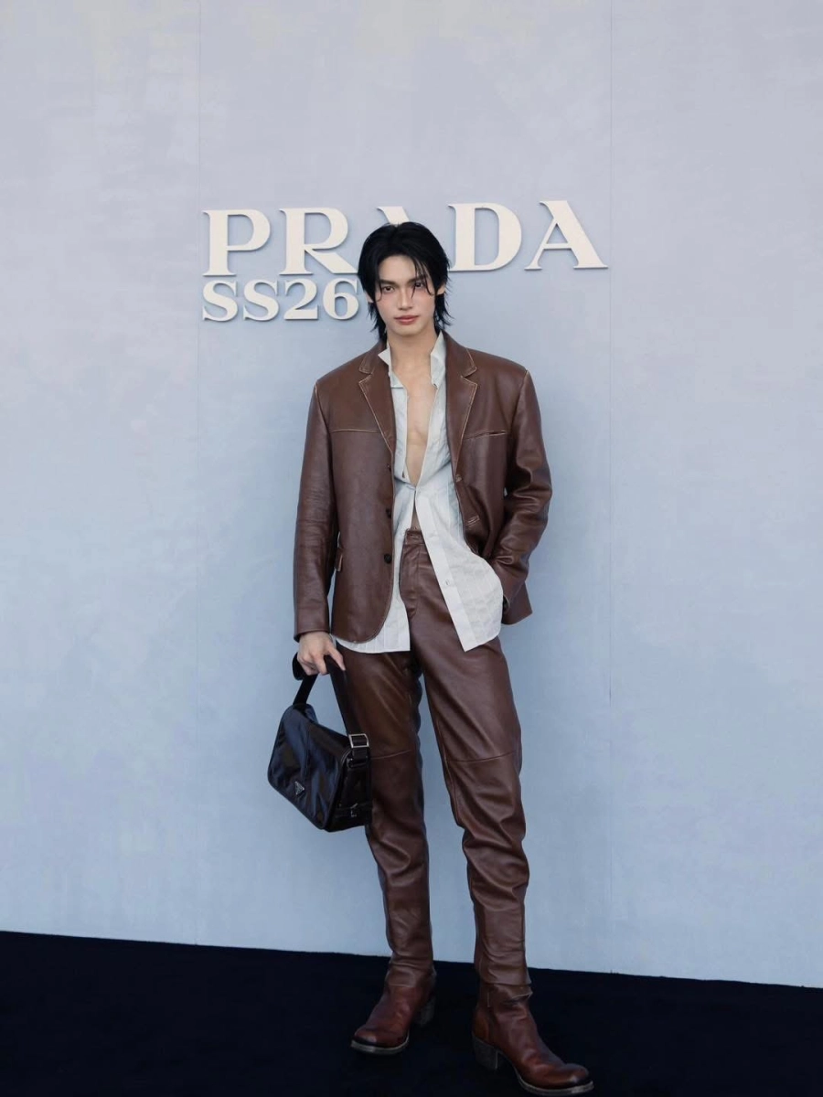 Kai exo xuất hiện gây náo loạn show prada