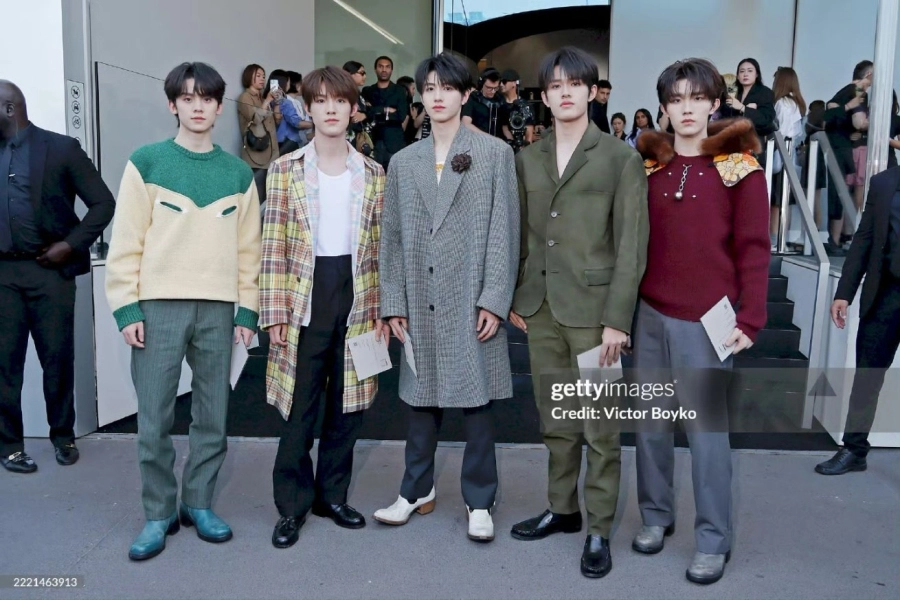 Kai exo xuất hiện gây náo loạn show prada