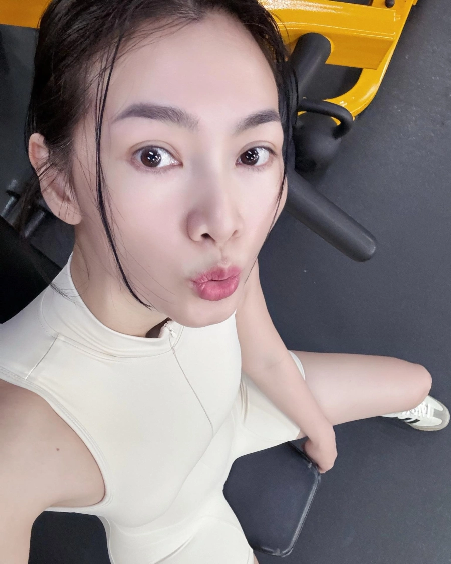Nhan sắc siêu mẫu anh thư ở tuổi 43