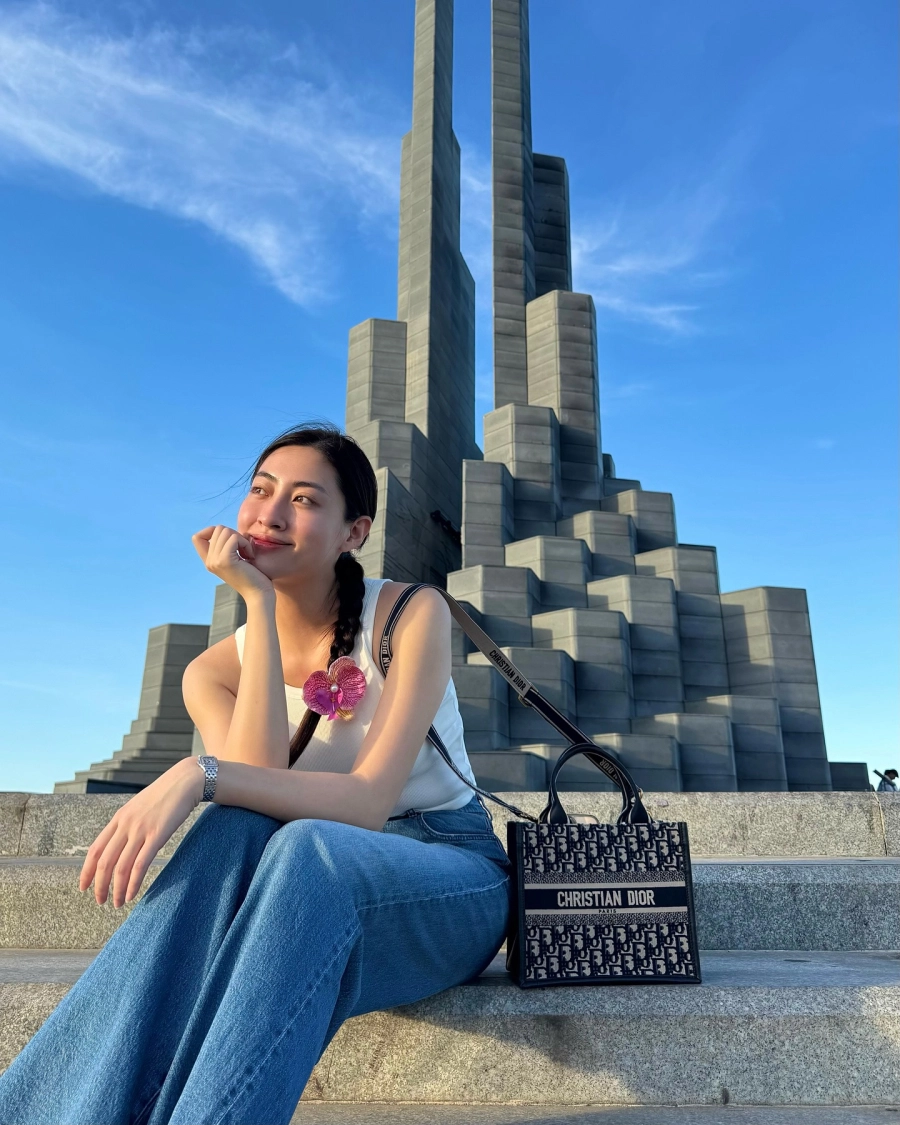 10 outfit tối giản xinh đẹp từ mỹ nhân việt