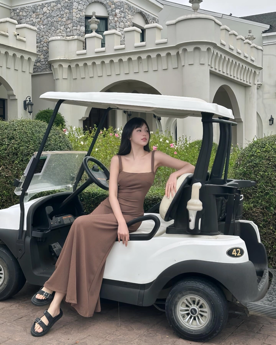 10 outfit tối giản xinh đẹp từ mỹ nhân việt