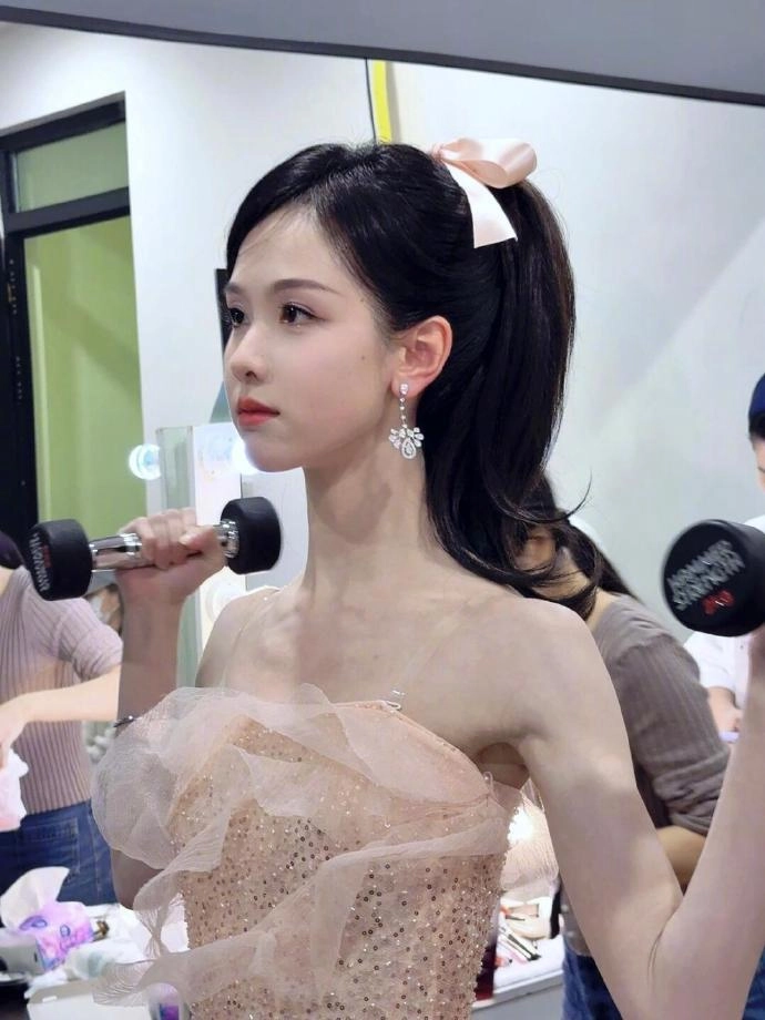 Cánh tay cơ bắp của thần tiên tỷ tỷ trần đô linh