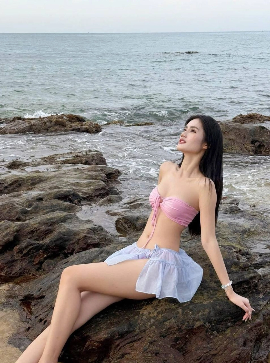 Khoảng khắc diện bikini nóng bỏng của hoa hậu ý nhi