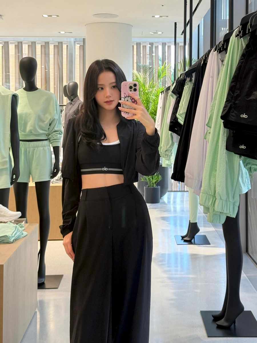 Khoảnh khắc đốn tim fan của jisoo trên sân tập