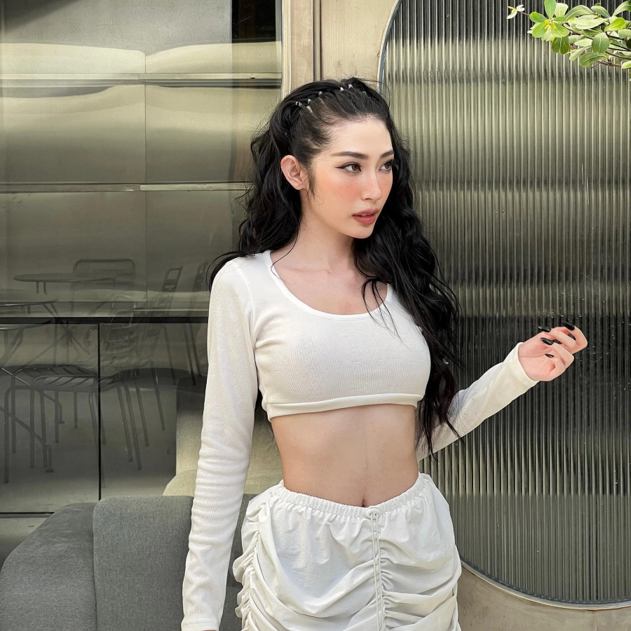 Nhan sắc trẻ trung của công chúa dâu tây khổng tú quỳnh