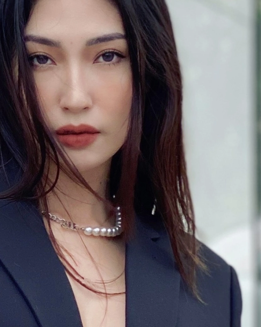 Nhan sắc trẻ trung của công chúa dâu tây khổng tú quỳnh