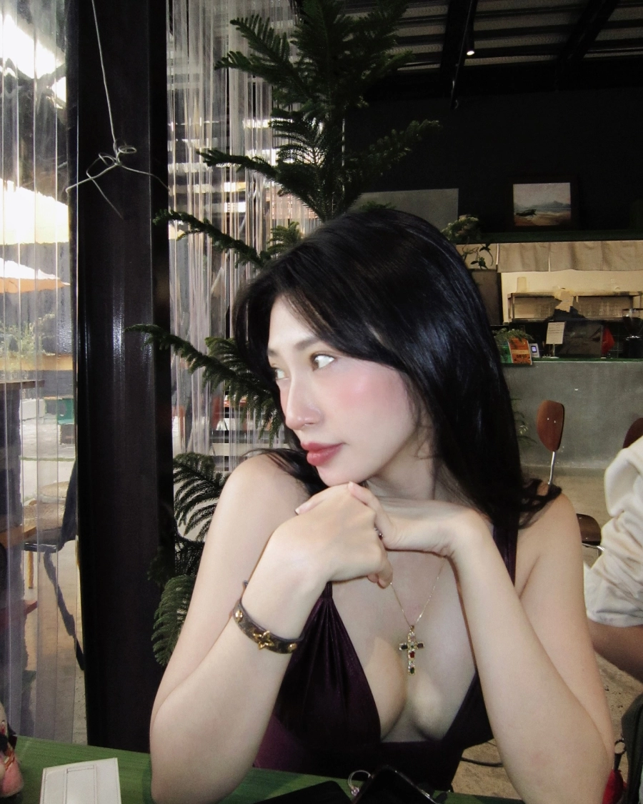Nhan sắc trẻ trung của công chúa dâu tây khổng tú quỳnh