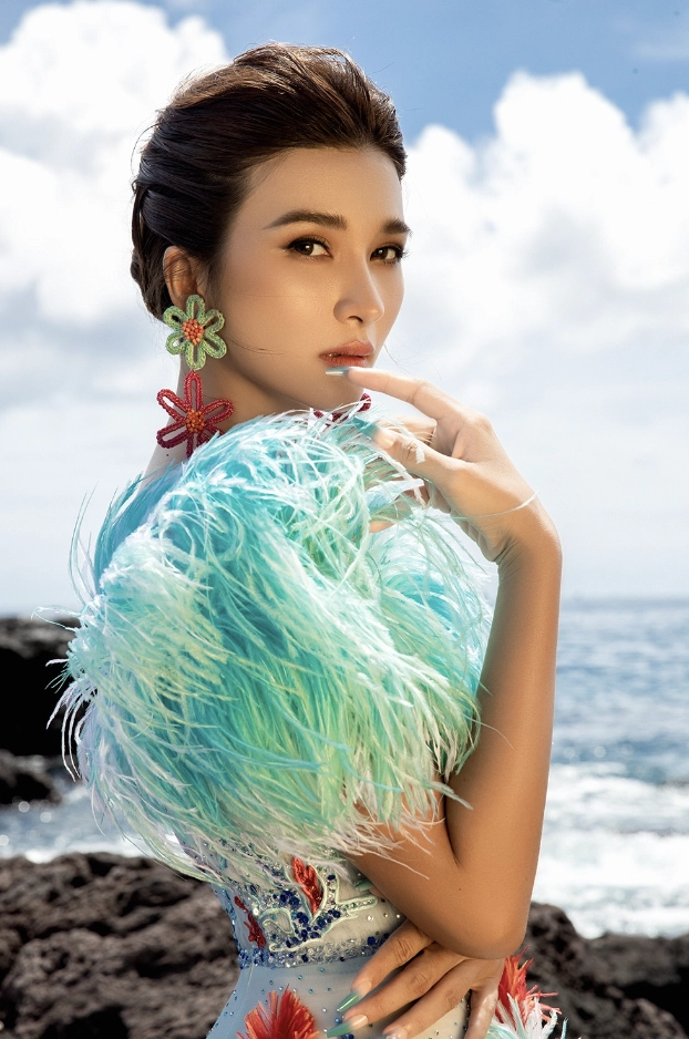 Nữ diễn viên kim tuyến trong shoot hình diện bikini gợi cảm