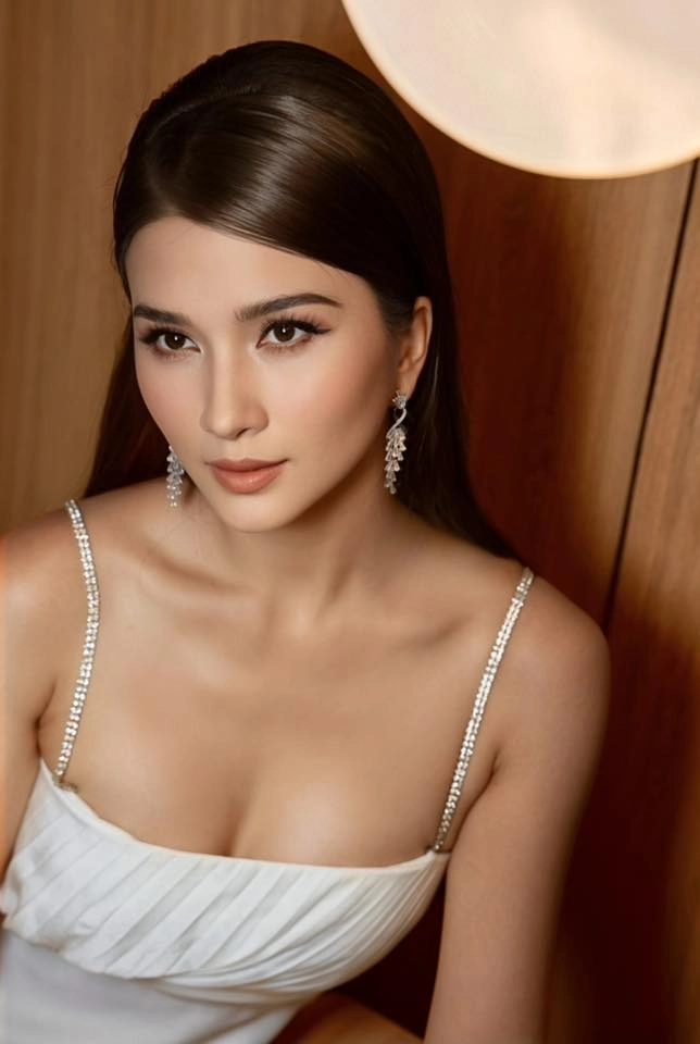 Nữ diễn viên kim tuyến trong shoot hình diện bikini gợi cảm
