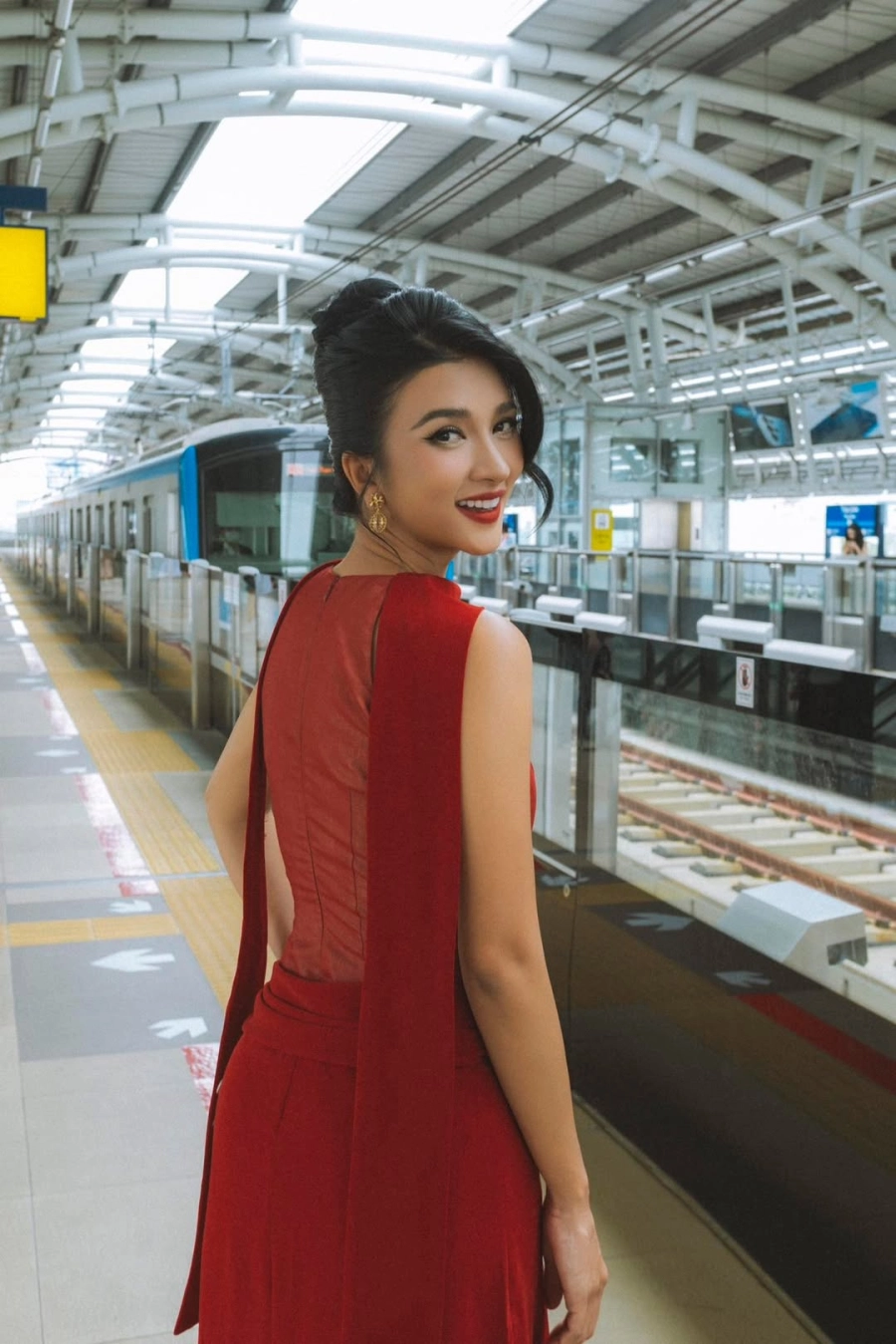 Nữ diễn viên kim tuyến trong shoot hình diện bikini gợi cảm