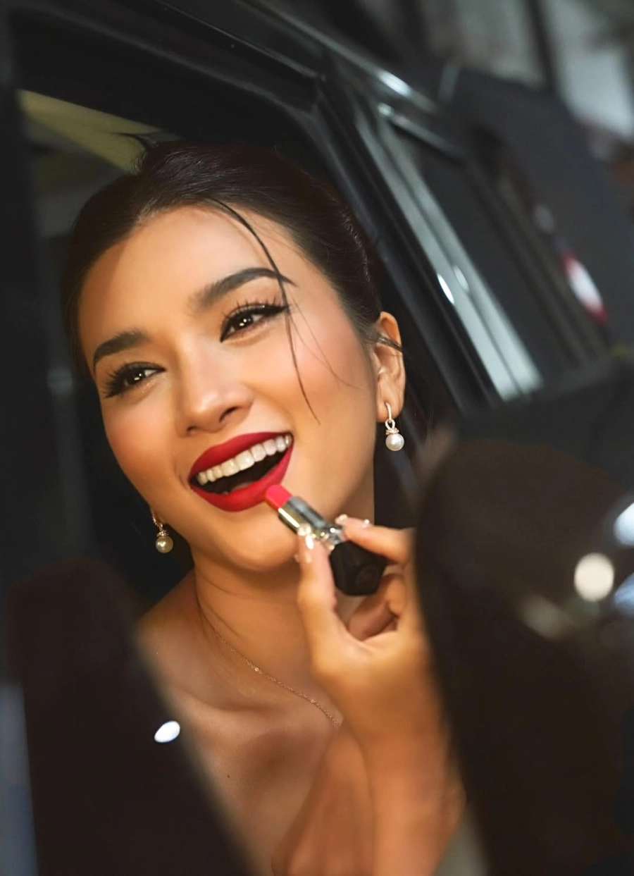 Nữ diễn viên kim tuyến trong shoot hình diện bikini gợi cảm