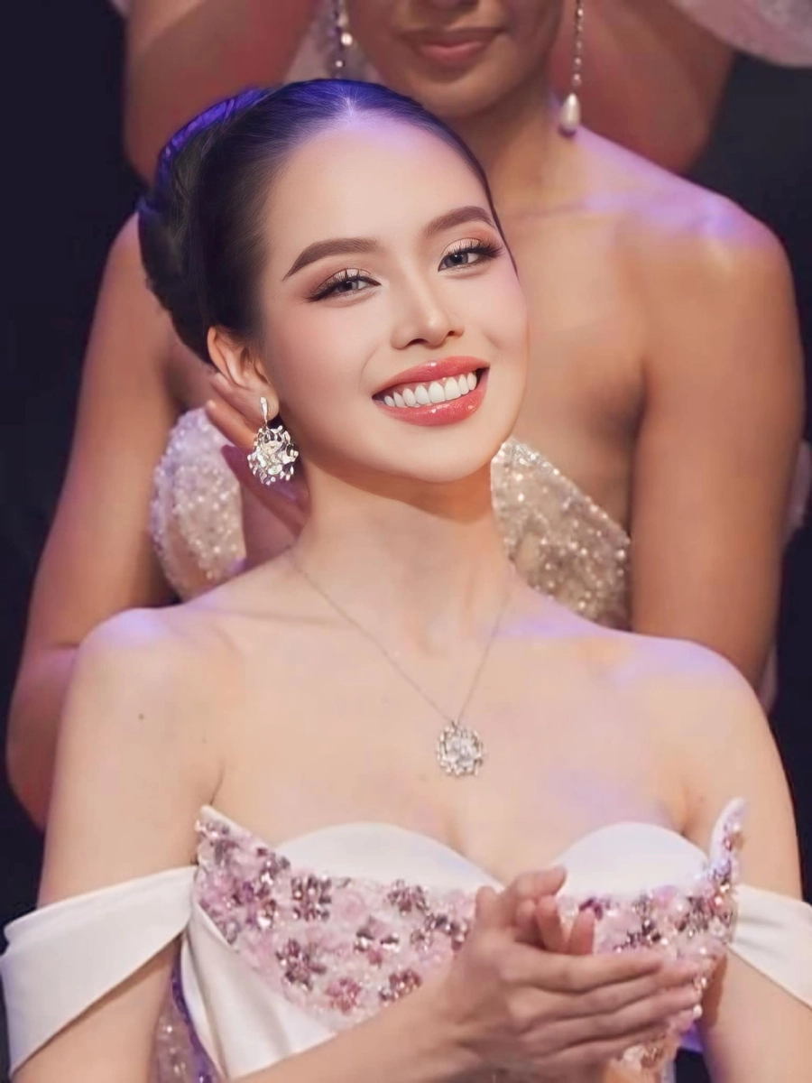 Thanh Thuỷ lột xác khi kết thúc nhiệm kỳ nhưng netizen không khen nổi- Ảnh 12. Style của thanh thuỷ sau khi kết thúc nhiệm kỳ