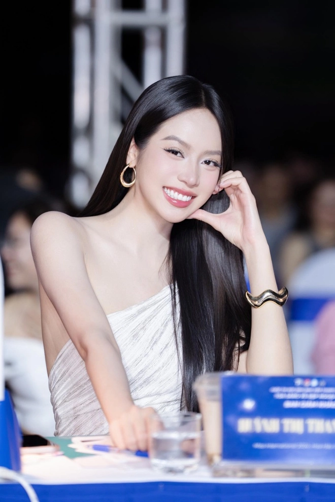 Thanh Thuỷ lột xác khi kết thúc nhiệm kỳ nhưng netizen không khen nổi- Ảnh 13. Style của thanh thuỷ sau khi kết thúc nhiệm kỳ