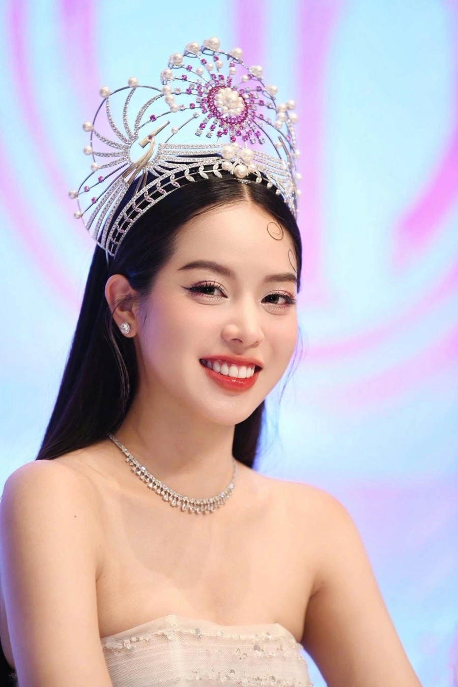 Thanh Thuỷ lột xác khi kết thúc nhiệm kỳ nhưng netizen không khen nổi- Ảnh 14. Style của thanh thuỷ sau khi kết thúc nhiệm kỳ