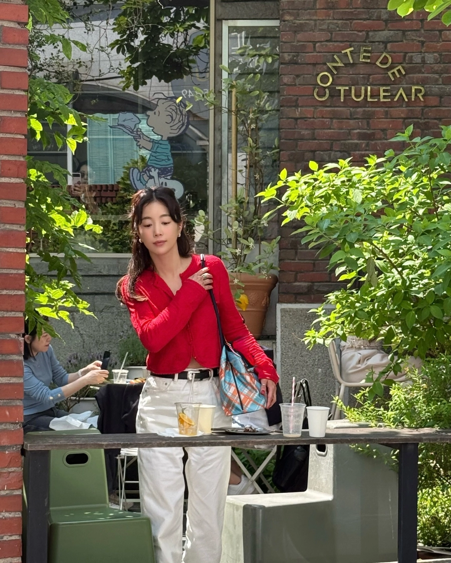 Cao thủ mặc đẹp 42 tuổi gợi ý 10 set đồ sáng màu chuẩn tinh tế, hack tuổi đỉnh cao- Ảnh 7. Tuyệt chiêu mặc đẹp giành cho quý cô 40