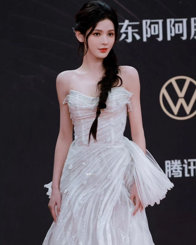 Vóc dáng cùng gương mặt siêu thực của trương dư hi
