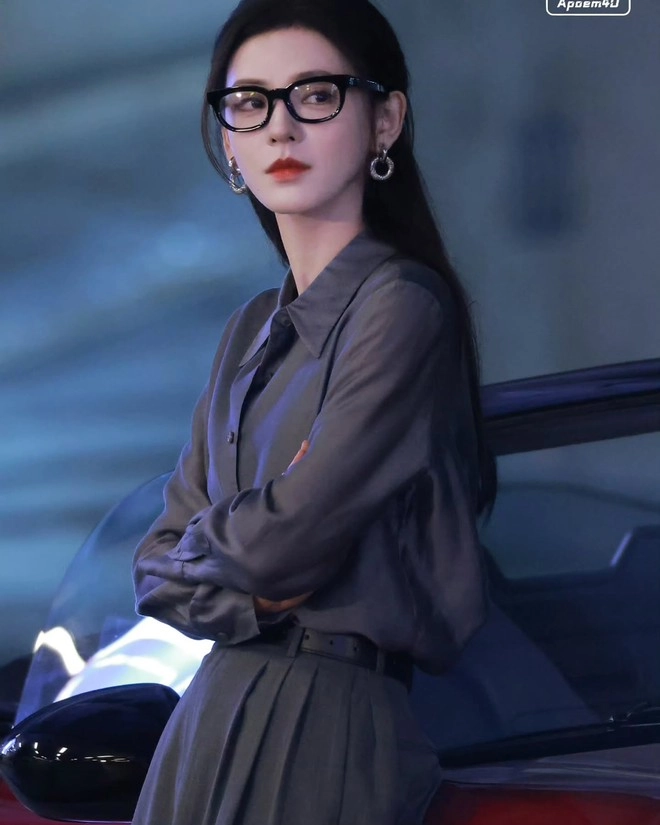 Vóc dáng cùng gương mặt siêu thực của trương dư hi