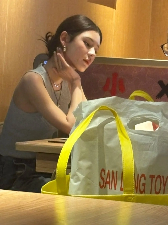 Vóc dáng cùng gương mặt siêu thực của trương dư hi