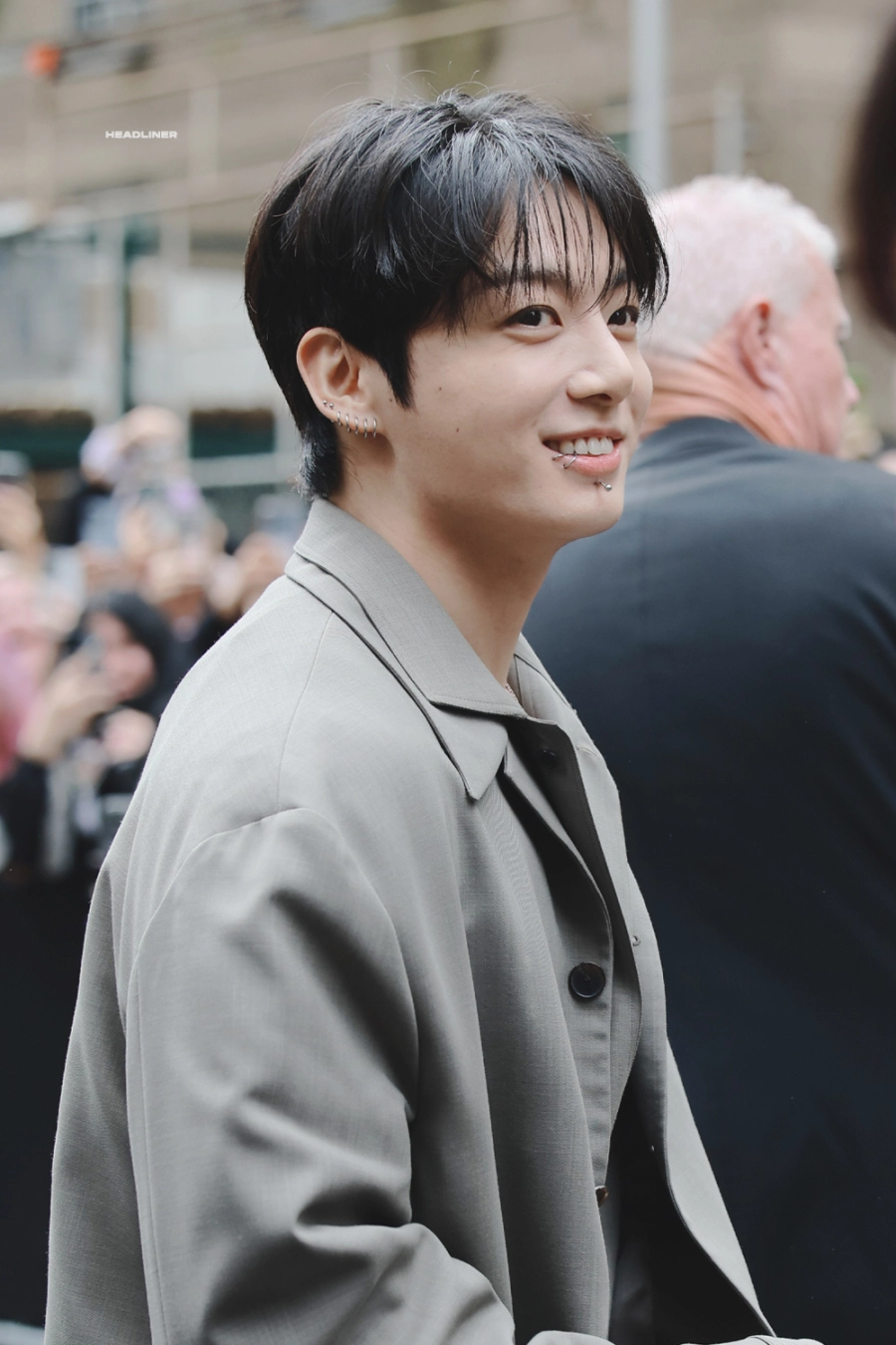 Jungkook lần đầu dự Fashion Week bảnh quá, đi giày cao gót mà vẫn nam tính cỡ này!- Ảnh 1. Jungkook cực bảnh bao với giày cao gót