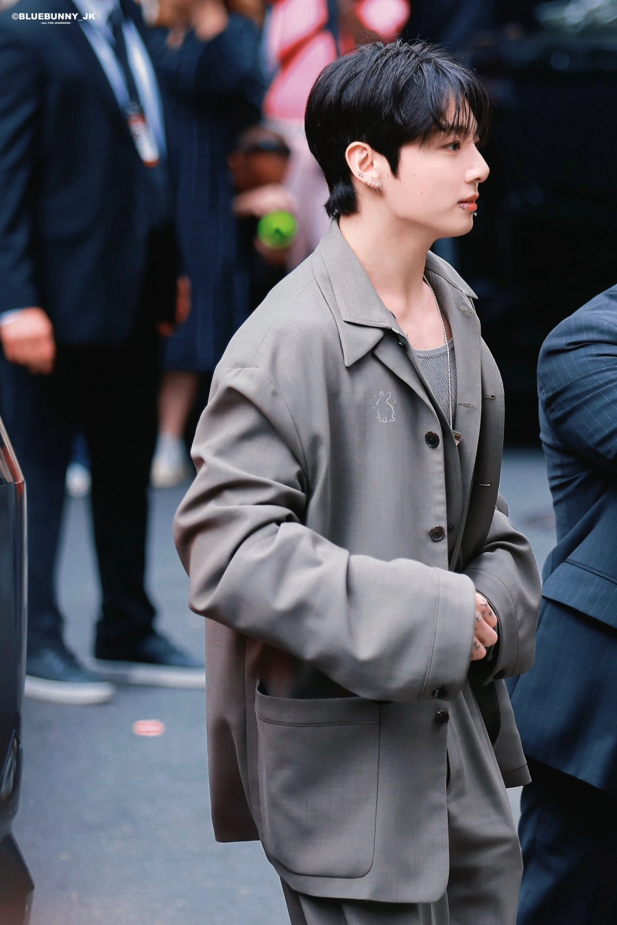 Jungkook lần đầu dự Fashion Week bảnh quá, đi giày cao gót mà vẫn nam tính cỡ này!- Ảnh 2. Jungkook cực bảnh bao với giày cao gót