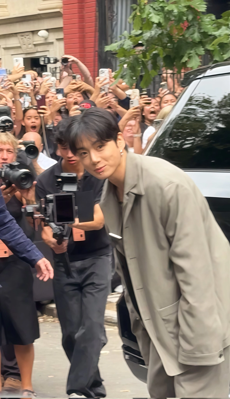 Jungkook lần đầu dự Fashion Week bảnh quá, đi giày cao gót mà vẫn nam tính cỡ này!- Ảnh 3. Jungkook cực bảnh bao với giày cao gót