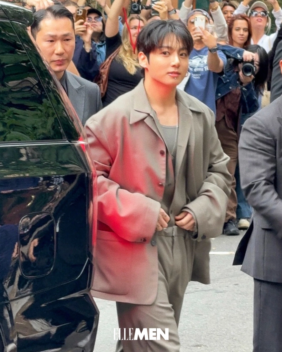 Jungkook lần đầu dự Fashion Week bảnh quá, đi giày cao gót mà vẫn nam tính cỡ này!- Ảnh 4. Jungkook cực bảnh bao với giày cao gót