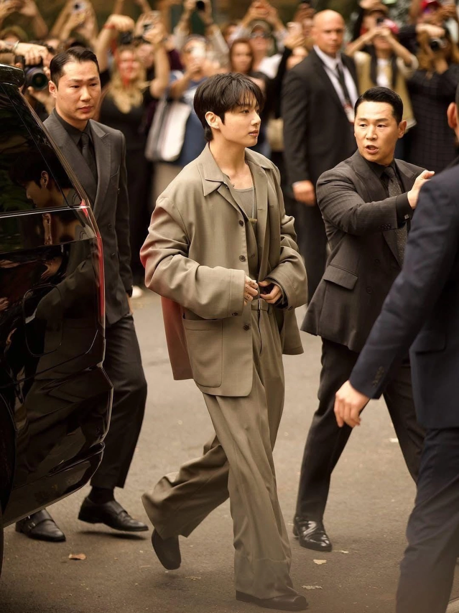 Jungkook lần đầu dự Fashion Week bảnh quá, đi giày cao gót mà vẫn nam tính cỡ này!- Ảnh 5. Jungkook cực bảnh bao với giày cao gót