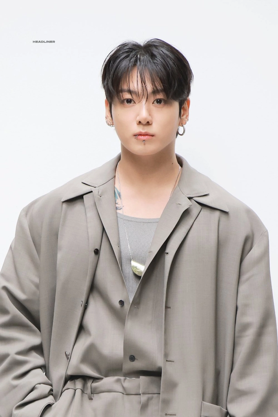 Jungkook lần đầu dự Fashion Week bảnh quá, đi giày cao gót mà vẫn nam tính cỡ này!- Ảnh 7. Jungkook cực bảnh bao với giày cao gót