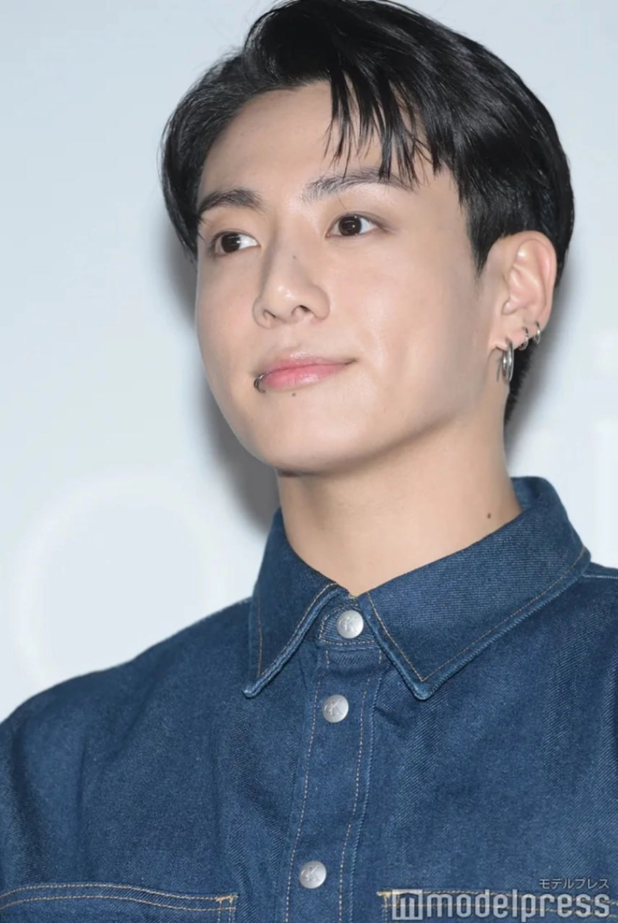 Jungkook lần đầu dự Fashion Week bảnh quá, đi giày cao gót mà vẫn nam tính cỡ này!- Ảnh 10. Jungkook cực bảnh bao với giày cao gót