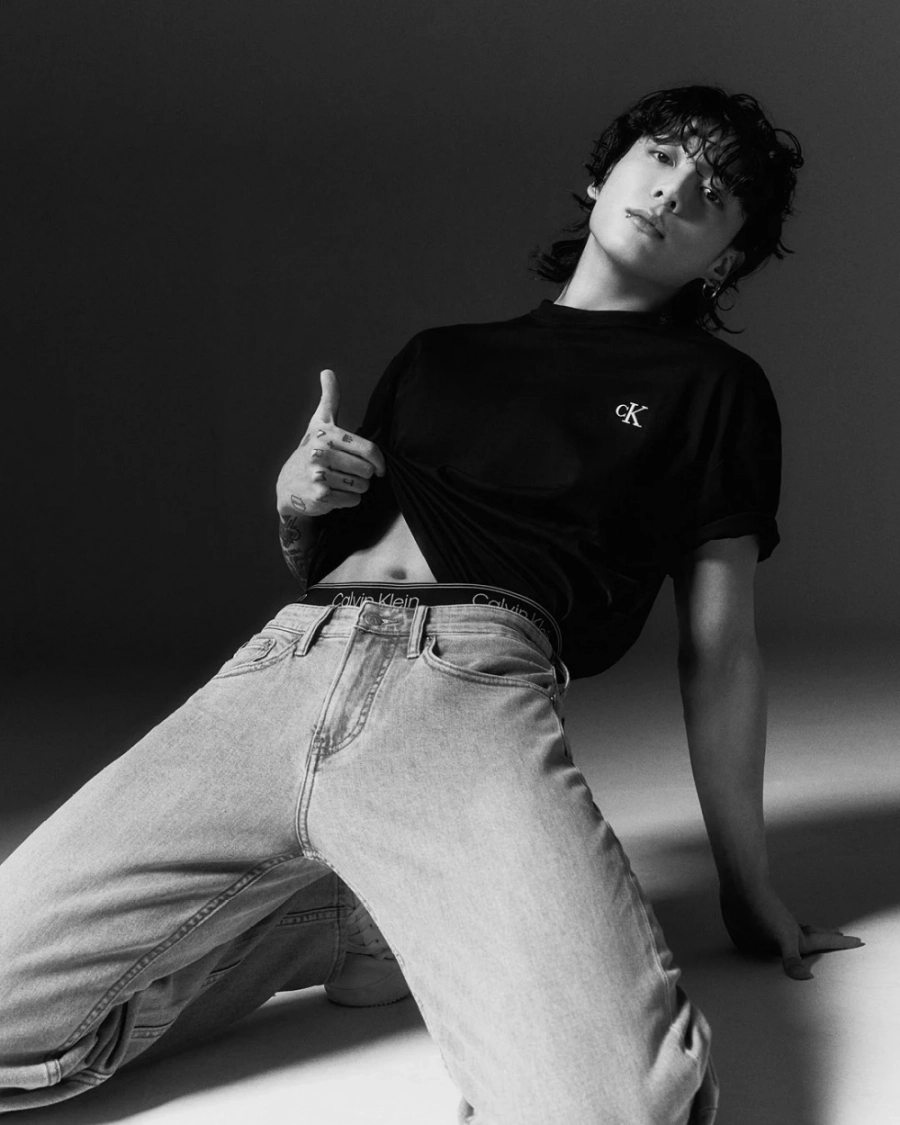 Jungkook lần đầu dự Fashion Week bảnh quá, đi giày cao gót mà vẫn nam tính cỡ này!- Ảnh 13. Jungkook cực bảnh bao với giày cao gót