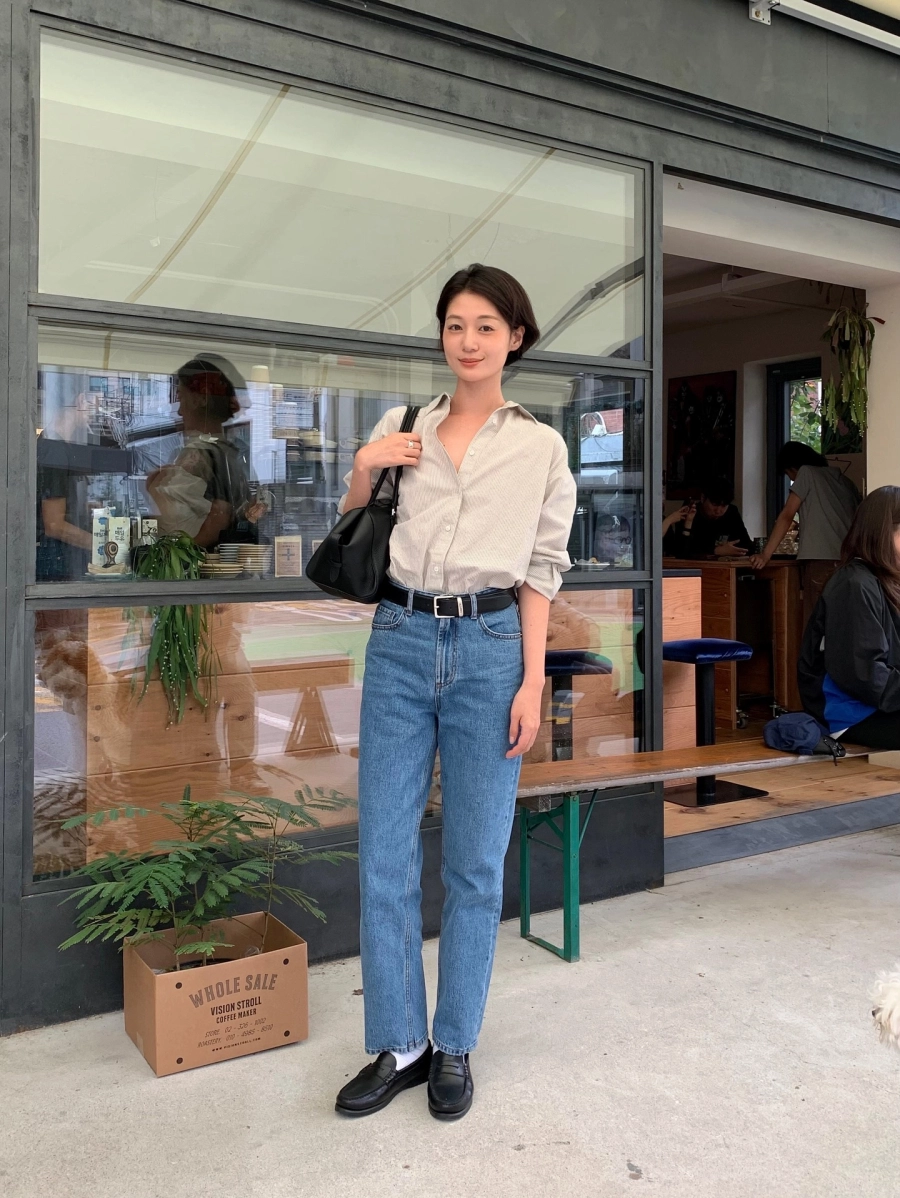 10 cách mặc quần ống đứng siêu trẻ trung và tôn dáng cho ai không thích quần ống rộng- Ảnh 1. 10 outfit sang chảnh từng centimet cho chị em đông 2025
