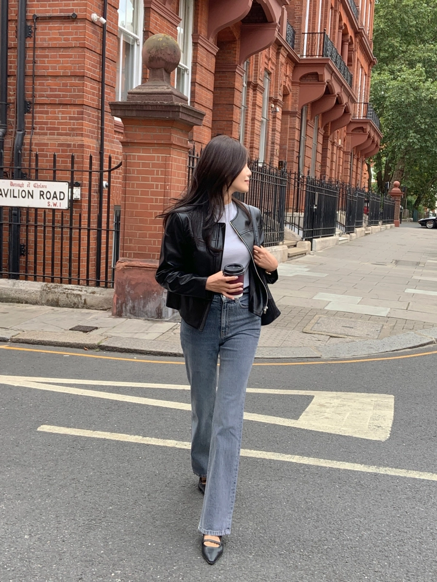 10 cách mặc quần ống đứng siêu trẻ trung và tôn dáng cho ai không thích quần ống rộng- Ảnh 3. 10 outfit sang chảnh từng centimet cho chị em đông 2025