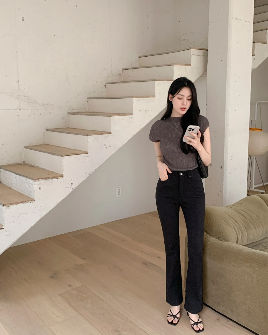 10 cách mặc quần ống đứng siêu trẻ trung và tôn dáng cho ai không thích quần ống rộng- Ảnh 5. 10 outfit sang chảnh từng centimet cho chị em đông 2025