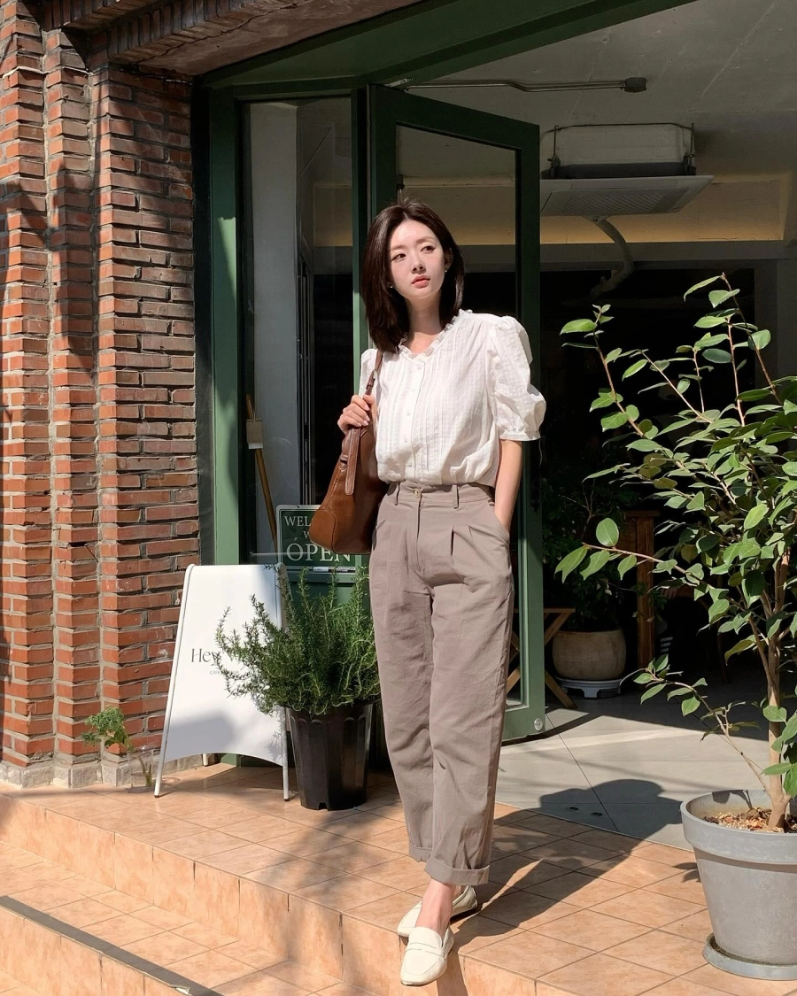 10 cách mặc quần ống đứng siêu trẻ trung và tôn dáng cho ai không thích quần ống rộng- Ảnh 8. 10 outfit sang chảnh từng centimet cho chị em đông 2025