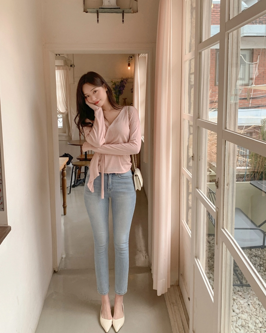 10 cách mặc quần ống đứng siêu trẻ trung và tôn dáng cho ai không thích quần ống rộng- Ảnh 10. 10 outfit sang chảnh từng centimet cho chị em đông 2025