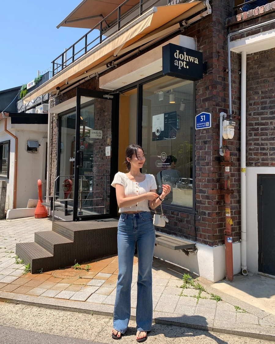 Áo trắng và quần jeans xanh nàng đã thử 
