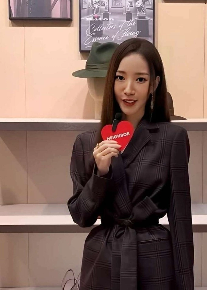 Visual thăng hạng của park min young với mái tóc hồng