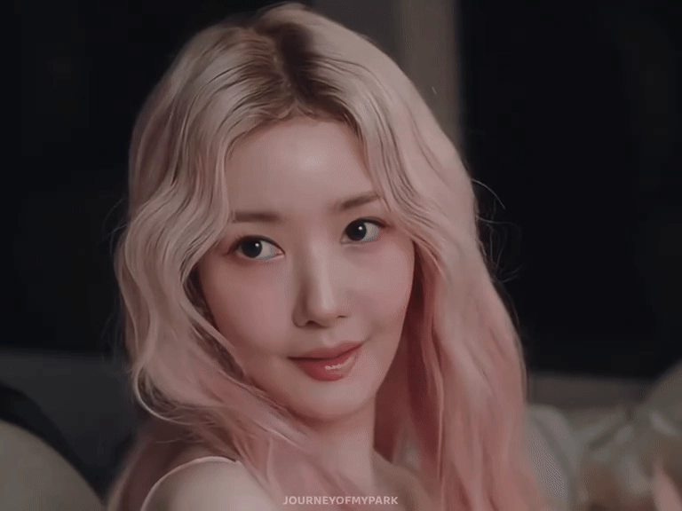 Visual thăng hạng của park min young với mái tóc hồng