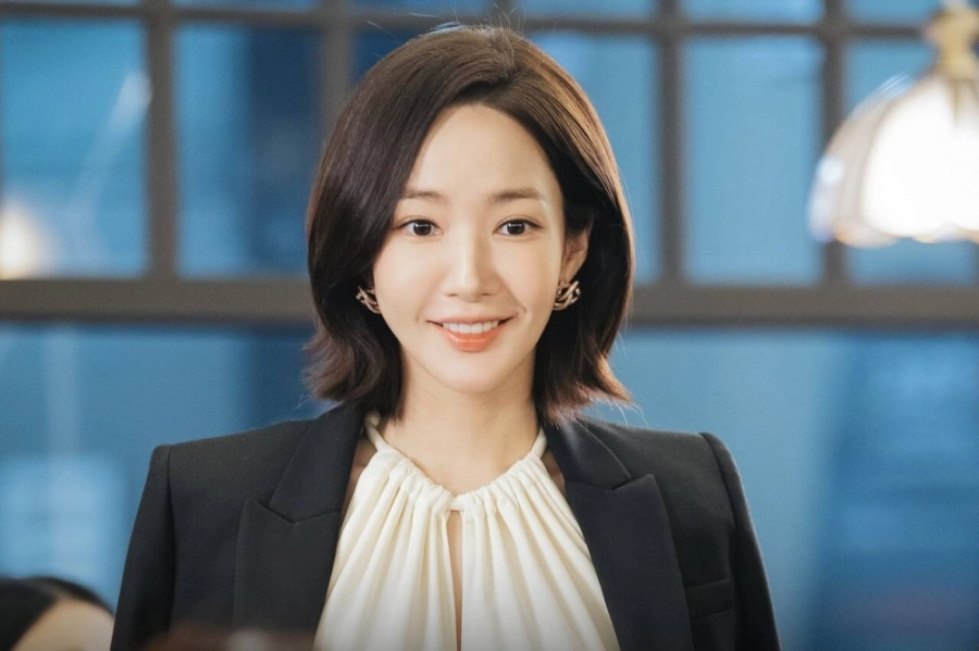 Visual thăng hạng của park min young với mái tóc hồng